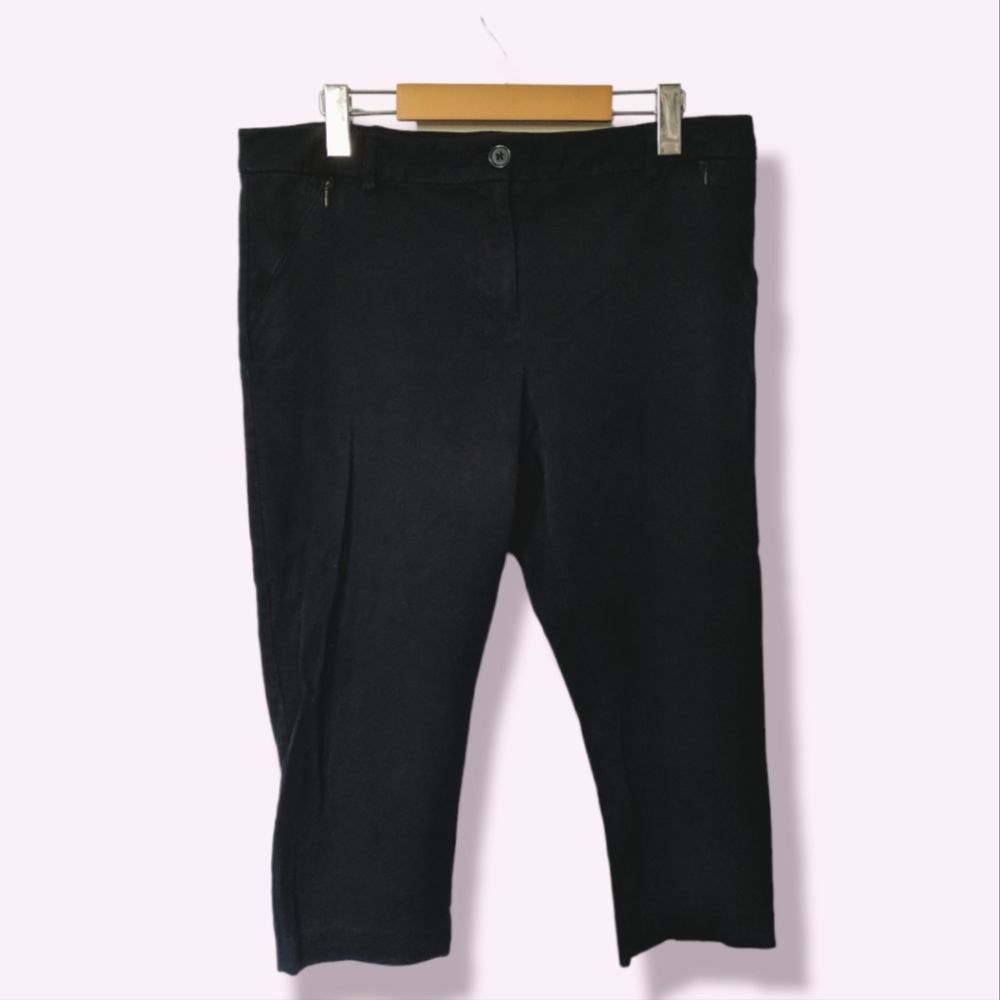 3/$20 or 2/$15✨ Reitmans dark navy capris, size 12 petite